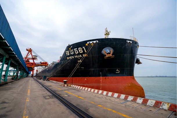 “神华561”轮在港口靠泊作业