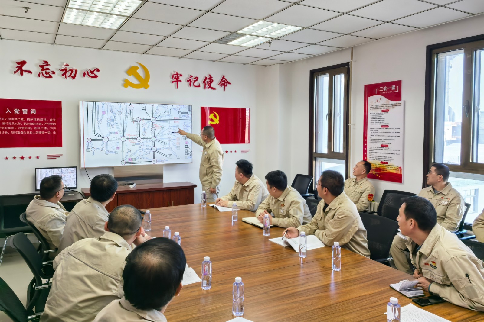 图为党员攻坚小组进行复盘